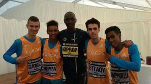 Chiappinelli (primo a destra) con la maglia arancione del Team Europe al cross di Edimburgo