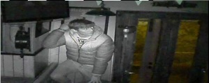 Uno dei fotogrammi della telecamera che ha ripreso il furto