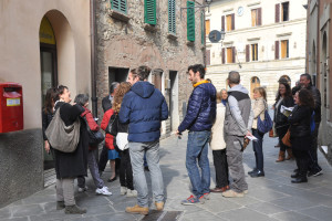 I cittadini di San Gusmè in coda all'ufficio postale di Castelnuovo Berardenga